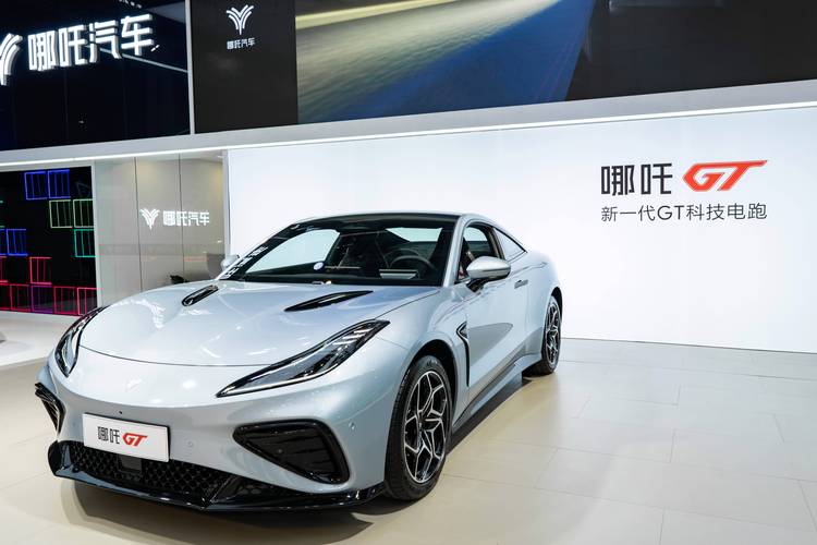 成都188哪吒汽车在智能汽车领域的表现，领途汽车在新能源汽车市场中的影响力